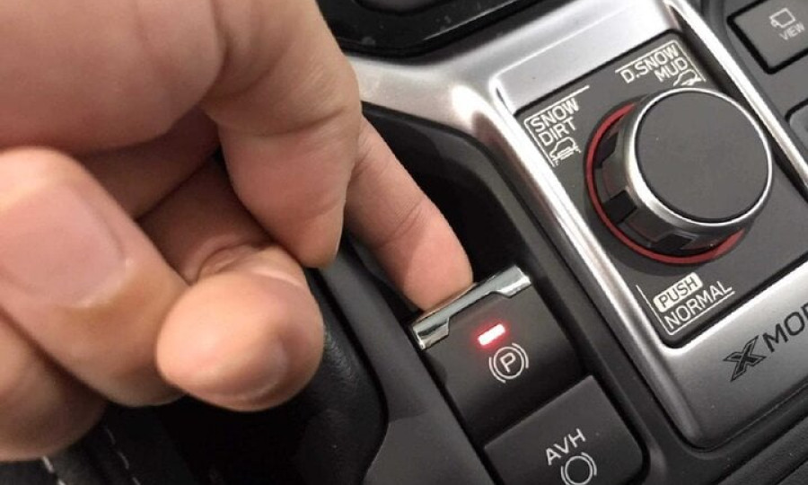 Chuyện gì xảy ra nếu bấm phanh tay điện tử khi ô tô đang chạy?