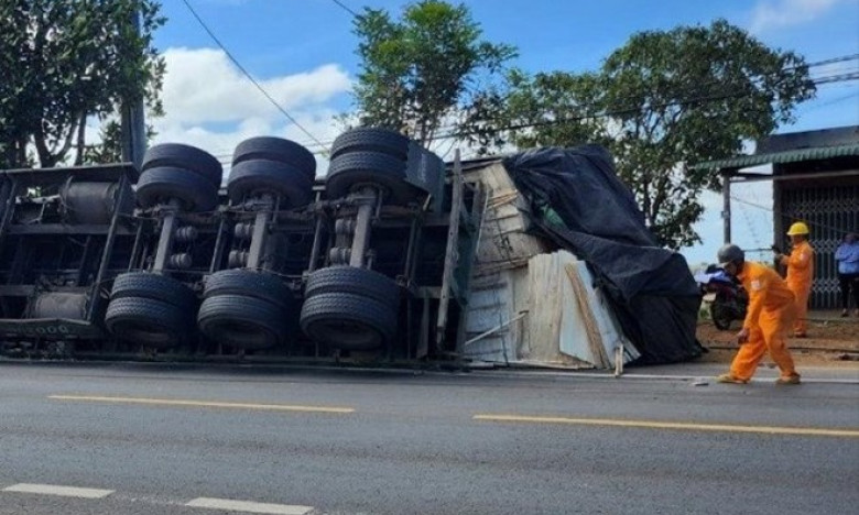 Xe tải lật ngay giữa quốc lộ, nhóm công nhân điện lực may mắn thoát nạn
