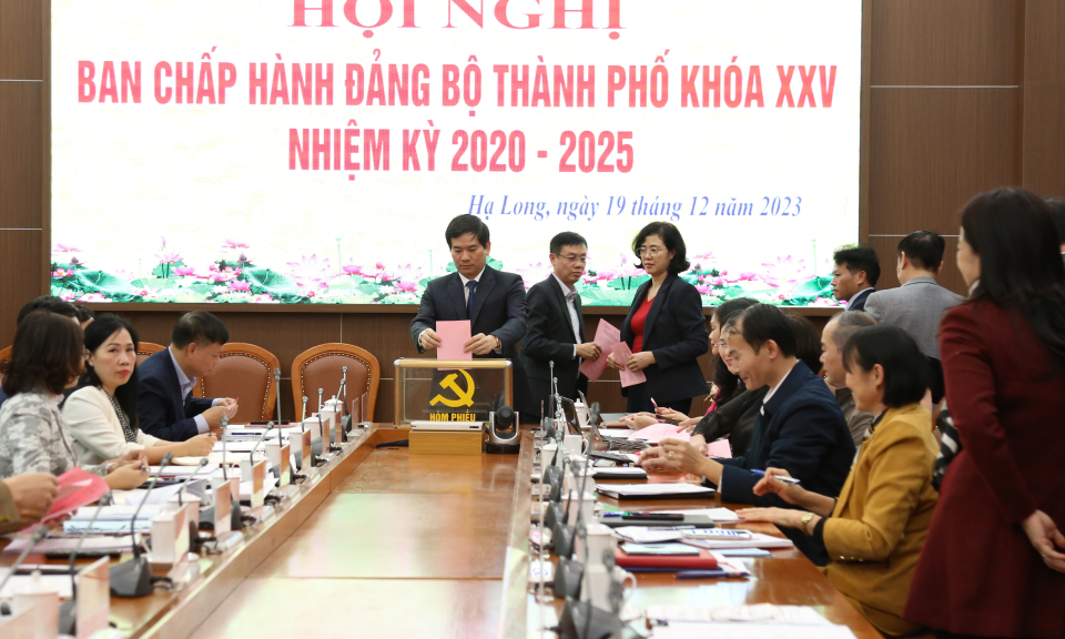 Hạ Long: Lấy phiếu tín nhiệm đối với Phó Bí thư, Ủy viên BTV Thành ủy 