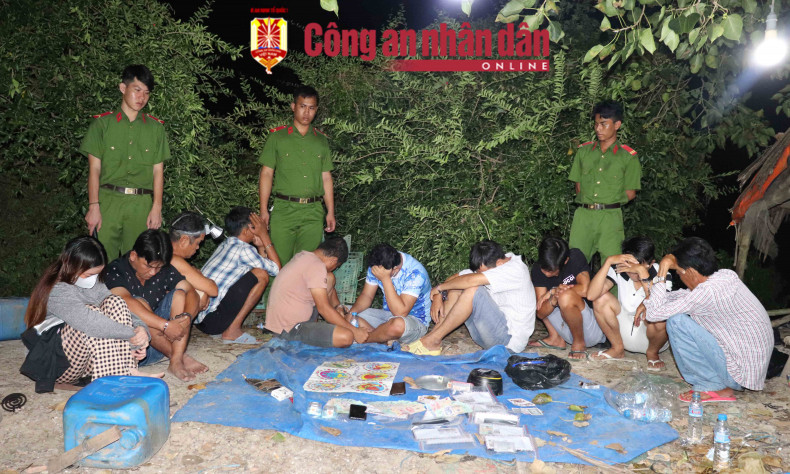 Đêm khuya, 10 con bạc rủ nhau ra chòi canh tôm sát phạt