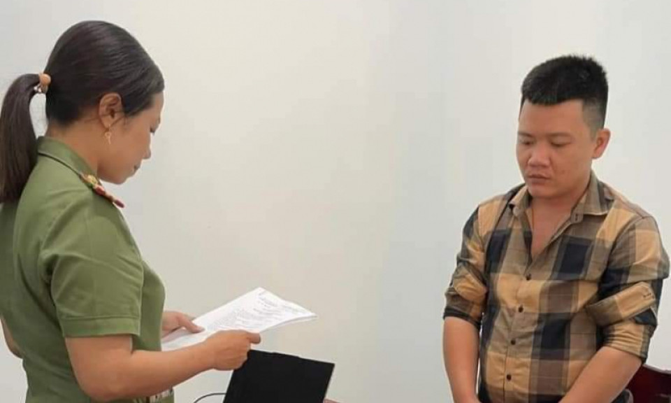 Mua súng trên mạng về bắn thử và gửi bạn giữ, cả 2 bị khởi tố