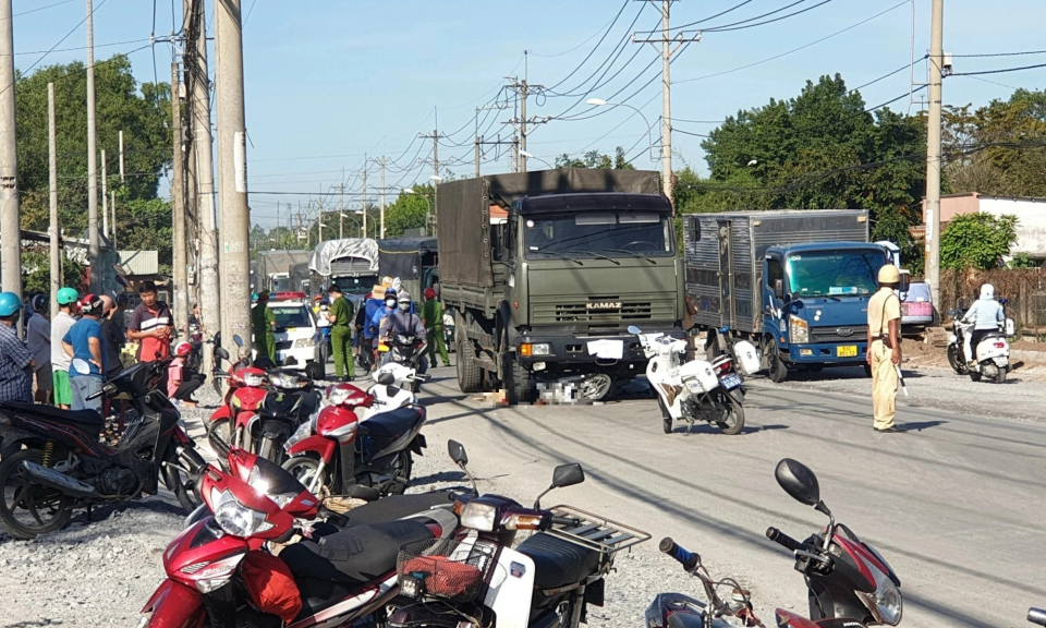 Chở con đi gửi quay ra đi làm, người phụ nữ bị xe tải cán tử vong