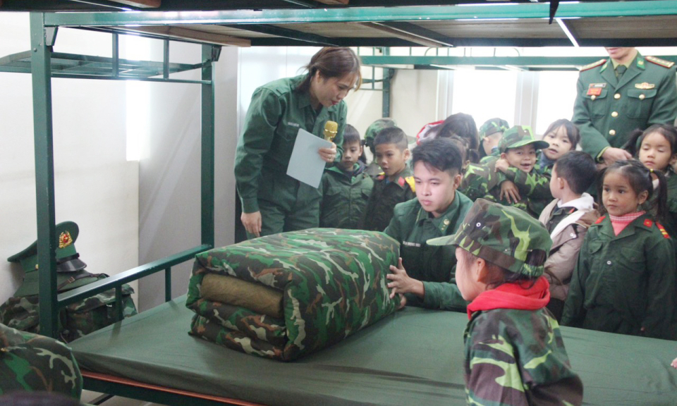 Hào hứng, sôi nổi trải nghiệm "Một ngày làm chiến sĩ"