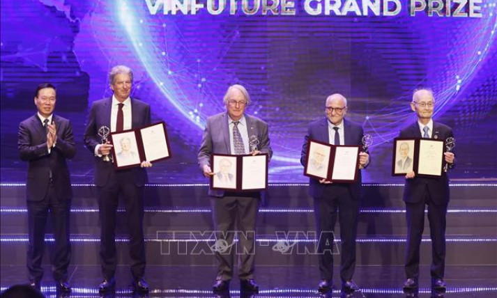 Giải thưởng Chính của VinFuture 2023: Phát minh về pin mặt trời và lưu trữ bằng pin Lithium-ion
