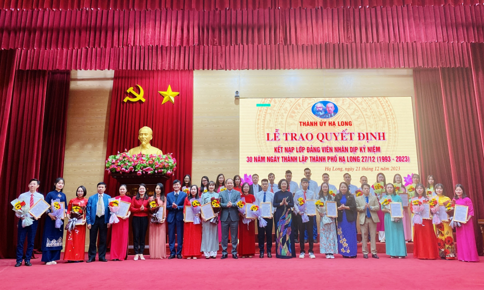 Kết nạp lớp đảng viên nhân dịp kỷ niệm 30 năm Ngày thành lập TP Hạ Long