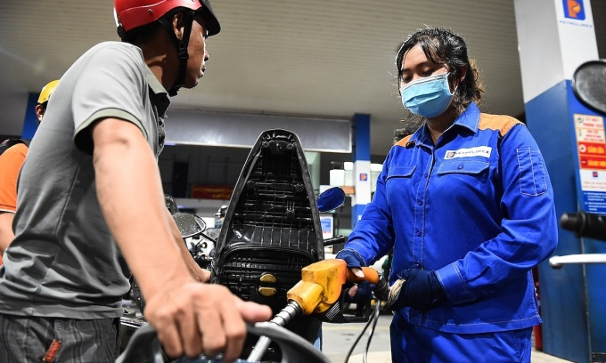 Giá xăng vượt 22.000 đồng một lít