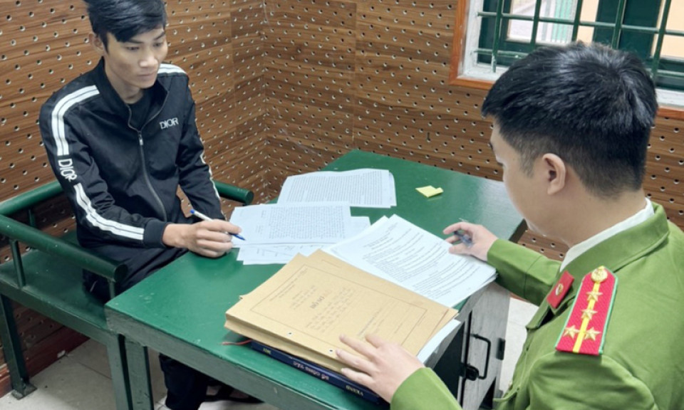 Dùng mũ bảo hiểm đánh vỡ nhãn cầu người khác do mâu thuẫn