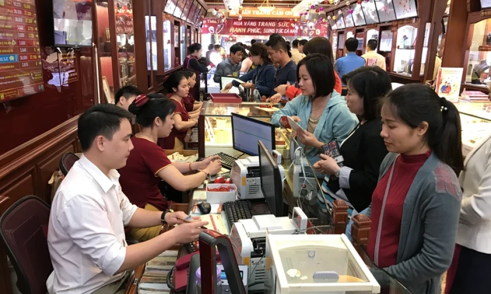 Giá vàng SJC nhanh chóng ‘hạ nhiệt,’ tuột khỏi mốc 77 triệu đồng mỗi lượng