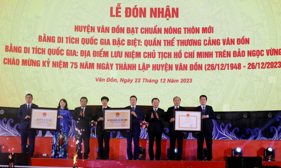 Vân Đồn đón nhận huyện đạt chuẩn nông thôn mới