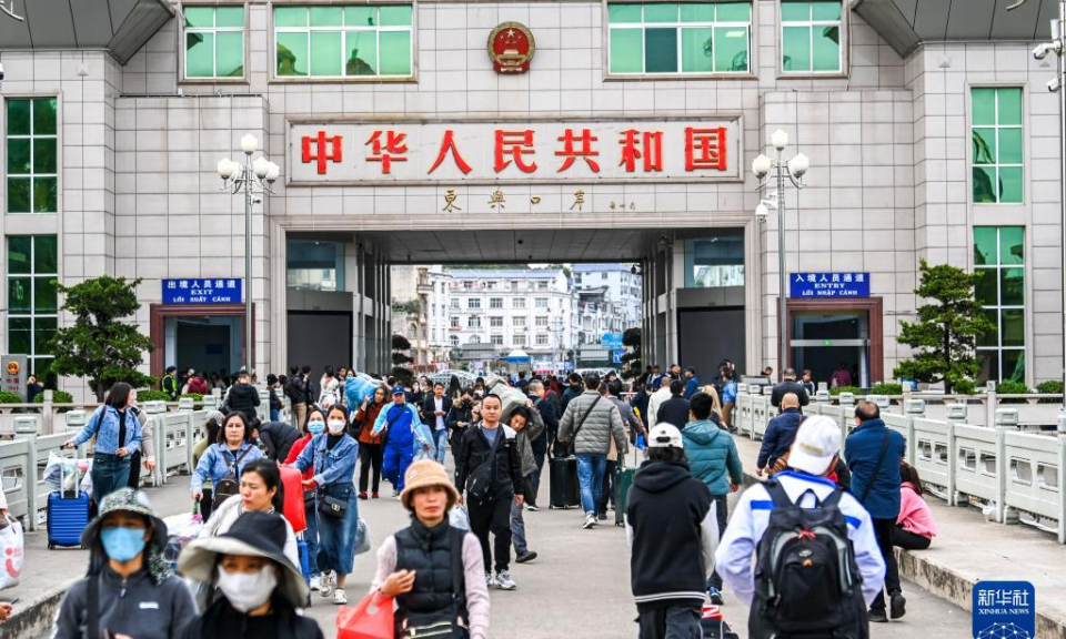广西东兴口岸人员货物通关两旺