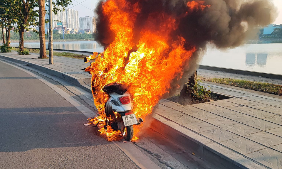 Xe máy cháy ngùn ngụt, bị thiêu rụi hoàn toàn