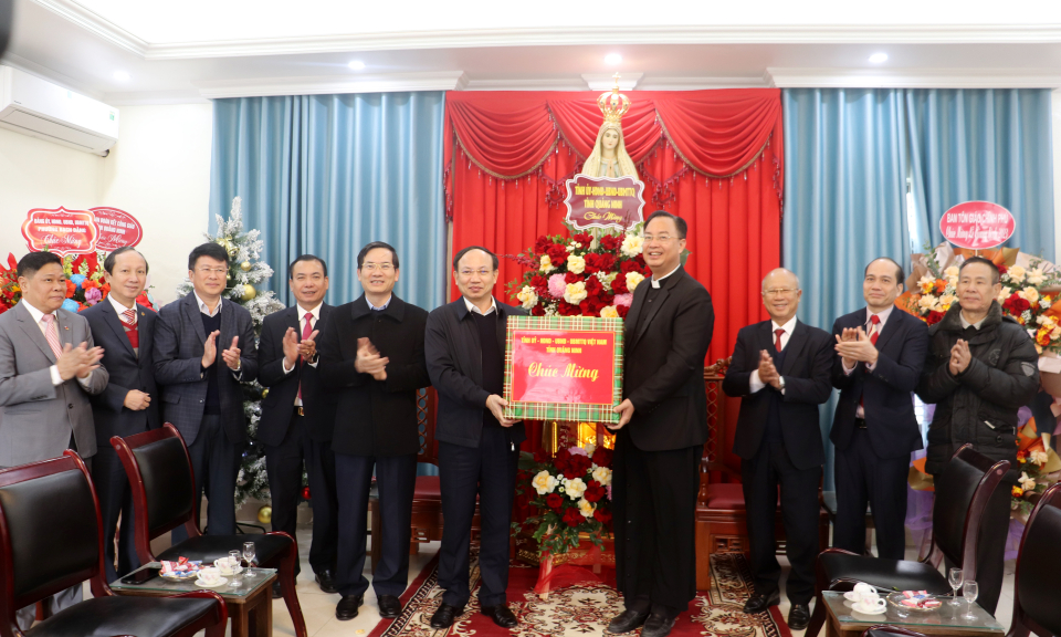 Đồng chí Bí thư Tỉnh ủy thăm, động viên, chúc mừng Giáo xứ Hòn Gai