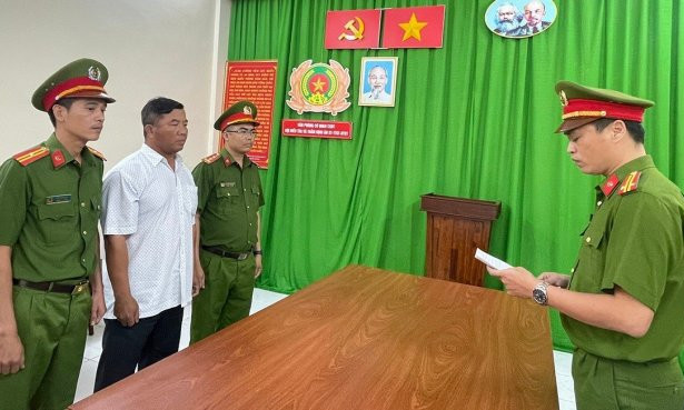 Giám đốc Chi cục Đăng kiểm Long An và hàng loạt người bị bắt