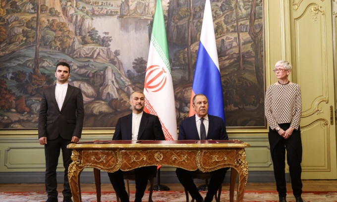 Iran triệu Tham tán Nga
