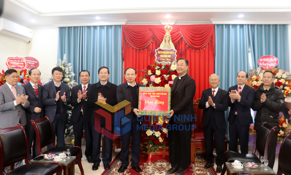 Bí thư Tỉnh ủy Nguyễn Xuân Ký thăm, động viên, chúc mừng Giáo xứ Hòn Gai, tháng 12-2023