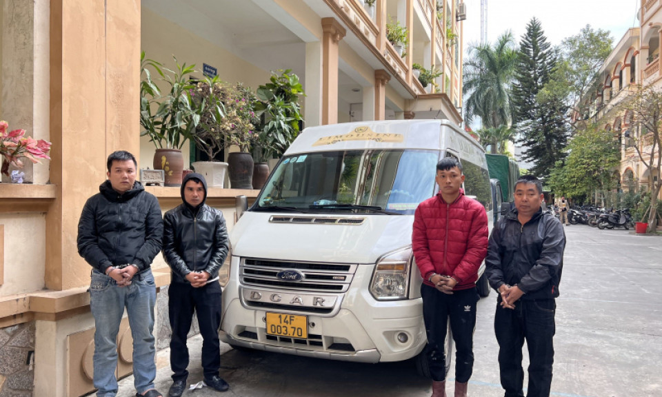 Triệt phá ổ nhóm dùng xe tô tô bắt khách dọc đường rồi cướp tài sản