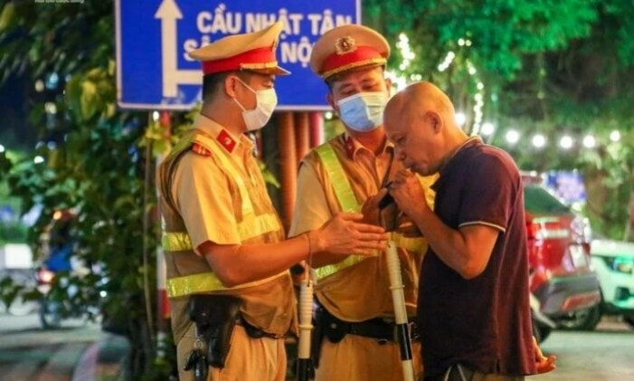 Uống 5 chén rượu mạnh, mất bao lâu để nồng độ cồn về 0?