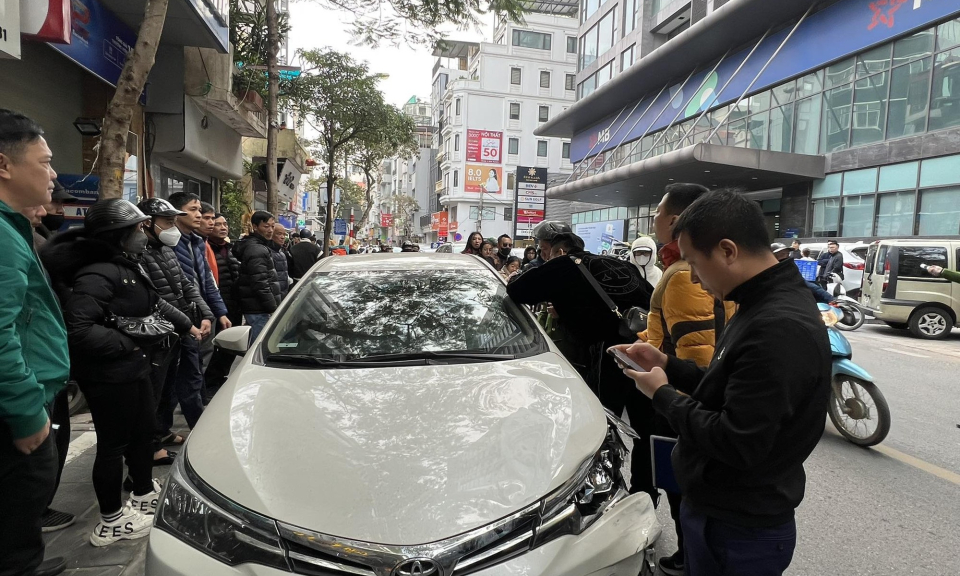 Tài xế có biểu hiện say xỉn tông xe máy chở 5 người rồi cố thủ trên xe
