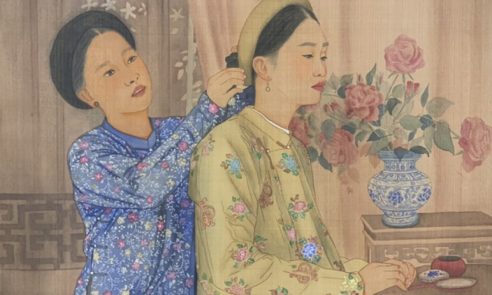 Họa sĩ tôn vinh trang phục truyền thống trên tranh lụa