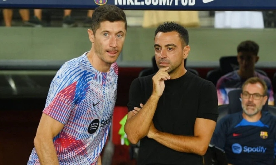 Xavi nổi giận với Lewandowski