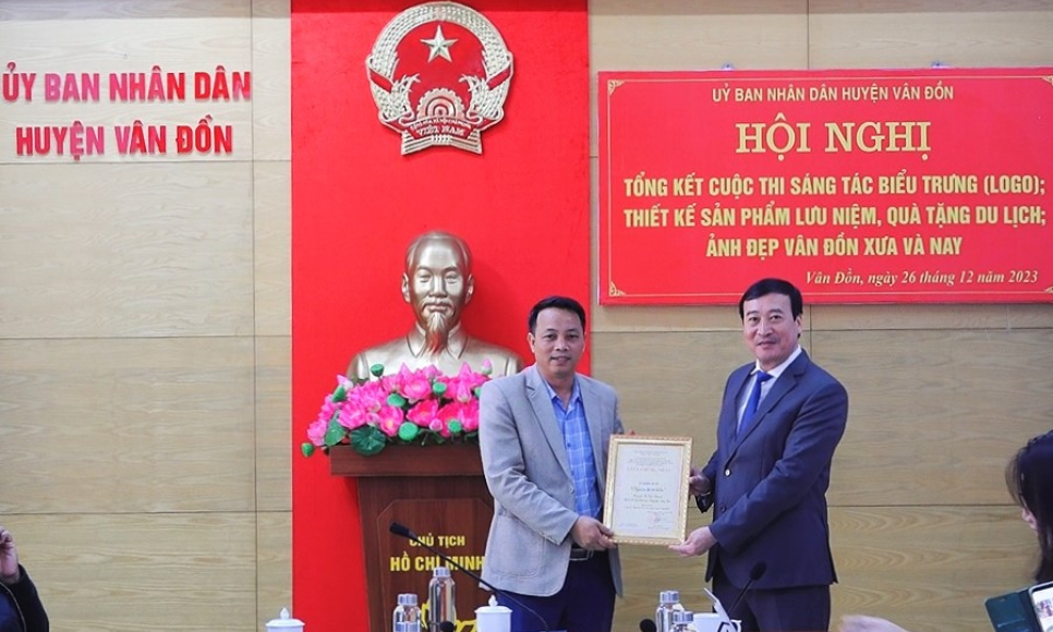 Vân Đồn: Trao giải Cuộc thi sáng tác biểu trưng Vân Đồn; thiết kế sản phẩm lưu niệm, quà tặng du lịch; ảnh đẹp Vân Đồn xưa và nay