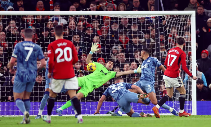 Man Utd thắng ngược dù bị dẫn hai bàn