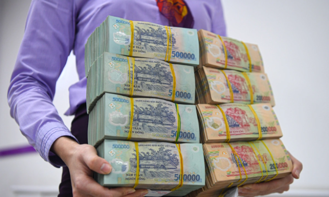 Lãi suất giảm mạnh nhưng tiền gửi vẫn tăng