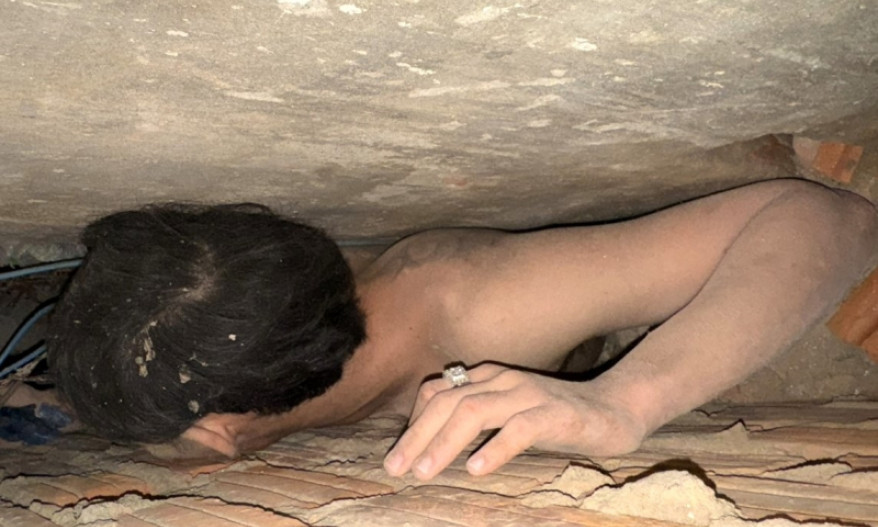 Đập tường bắt giữ đối tượng buôn ma túy dùng súng bắn Công an
