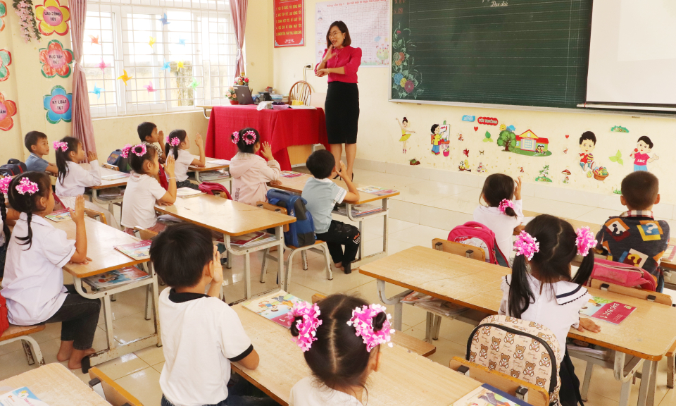 Tiếp thêm động lực cho CBCCVC-NLĐ vùng khó