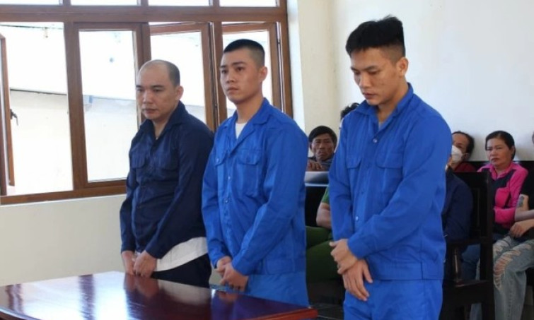Mua 5 khẩu súng về bán, 3 người bị phạt tù