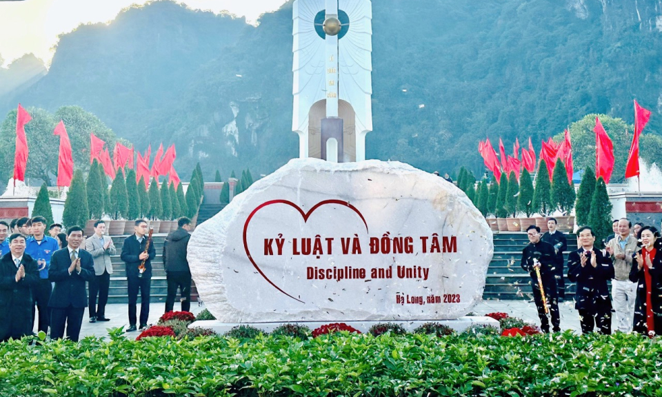 Khánh thành 6 phiến đá khắc các khẩu hiệu tuyên truyền về đặc trưng văn hoá, con người Hạ Long - Quảng Ninh