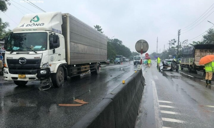 Tai nạn liên hoàn giữa 4 ô tô ở Huế, 1 người bị thương
