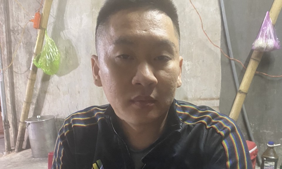 Vận động đối tượng truy nã ra đầu thú
