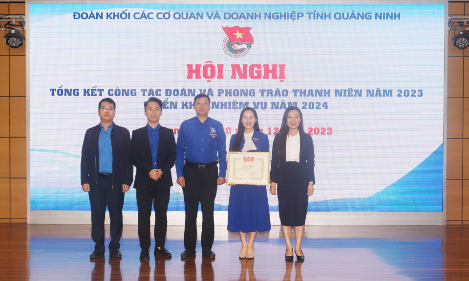Đoàn Khối nhận cờ thưởng “Đơn vị xuất sắc công tác Đoàn và phong trào thanh thiếu nhi tỉnh Quảng Ninh năm 2023”