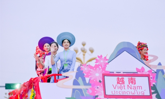 中老越三国齐聚江城 丢包传情