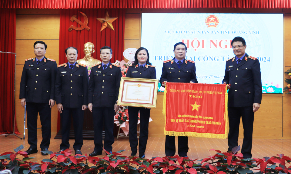 Viện trưởng Viện KSND tỉnh được tặng Huân chương Lao động hạng 3