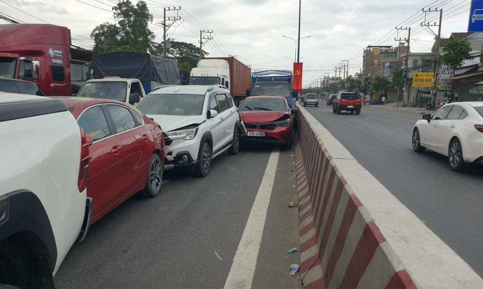 Bình Dương: Tai nạn liên hoàn, 5 ô tô dính chặt nhau trên đường