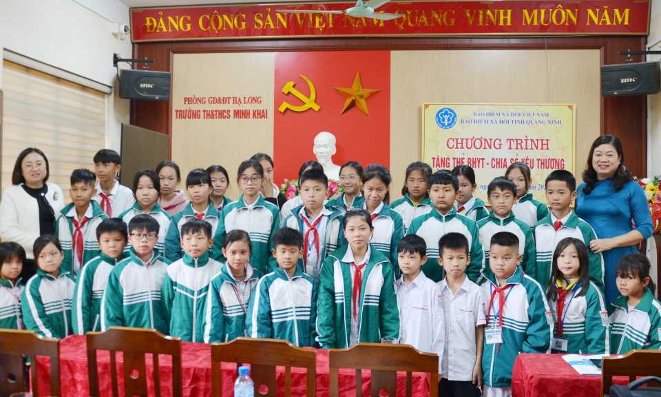 Tặng 70 thẻ BHYT cho học sinh có hoàn cảnh khó khăn
