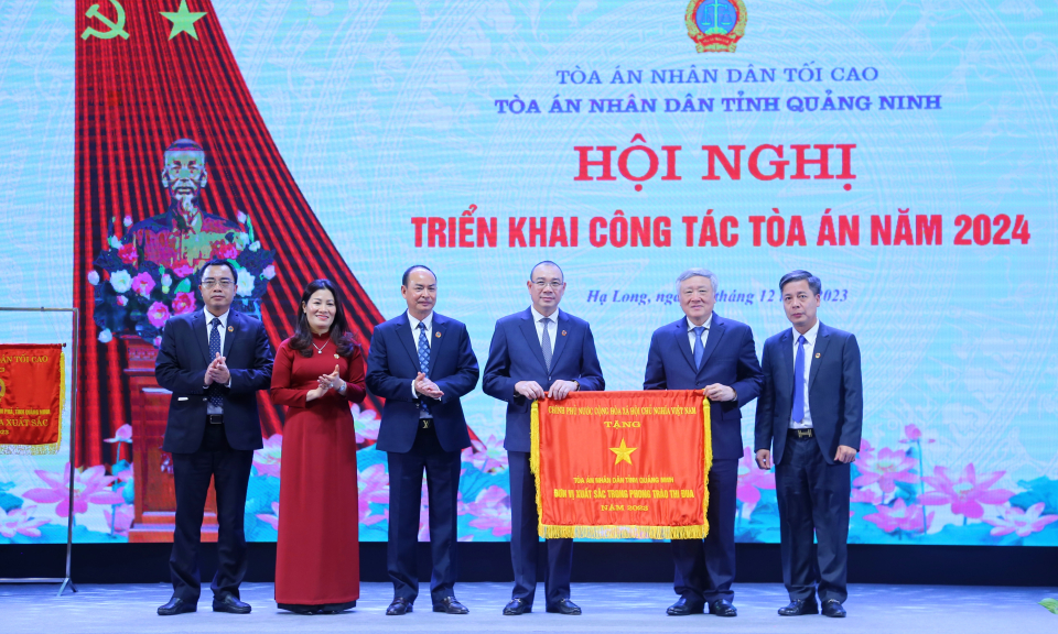 Tòa án nhân dân tỉnh nhận Cờ thi đua của Chính phủ