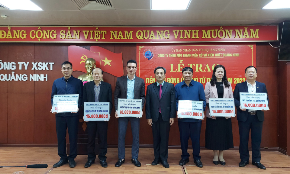 Trao tiền ủng hộ từ thiện