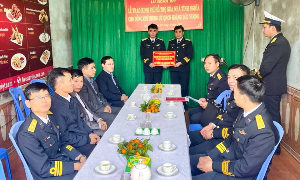Lữ đoàn 169 Vùng 1 Hải quân hỗ trợ quân nhân hoàn cảnh khó khăn sửa chữa nhà ở