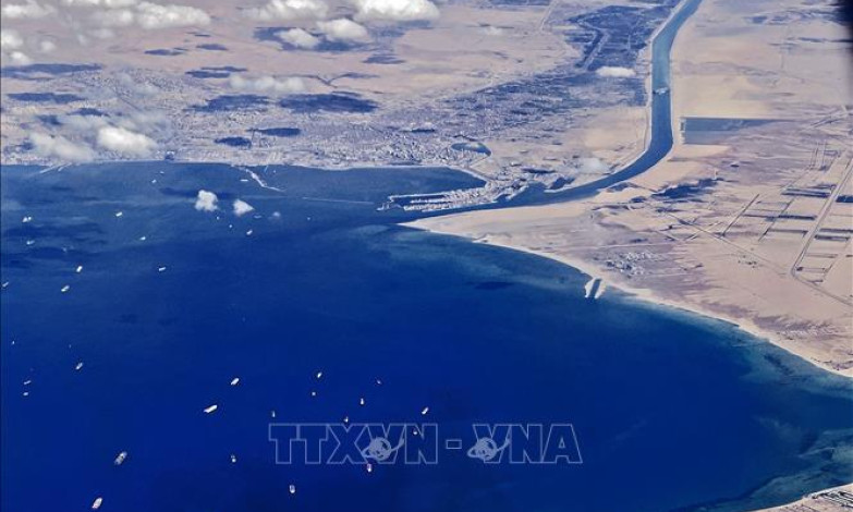Nhiều hãng vận tải biển nối lại hành trình qua kênh đào Suez