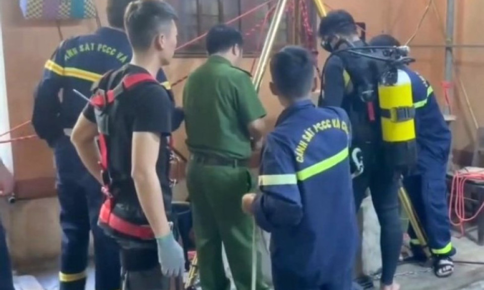 Hàng chục chiến sỹ trục vớt thi thể người đàn ông từ giếng sâu