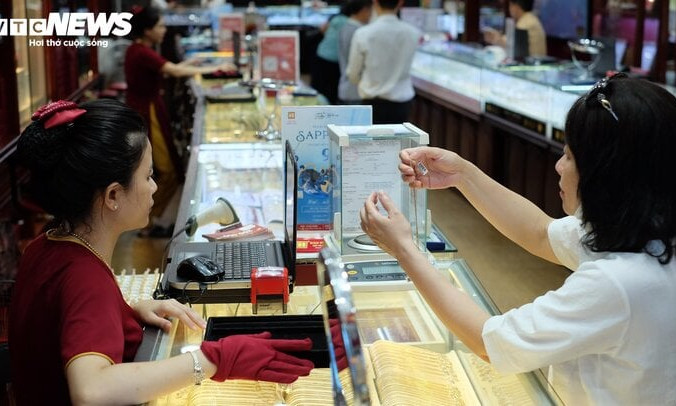 Giá vàng cao ngất, dịch vụ cho thuê trang sức cưới 'lên ngôi'