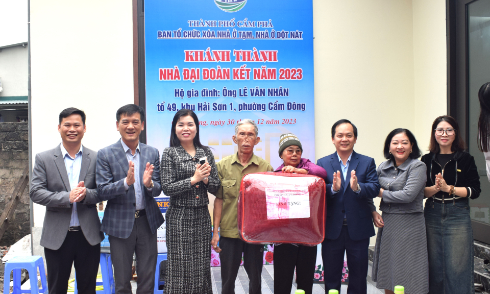 Cẩm Phả: Trao nhà Đại đoàn kết cho gia đình người khuyết tật
