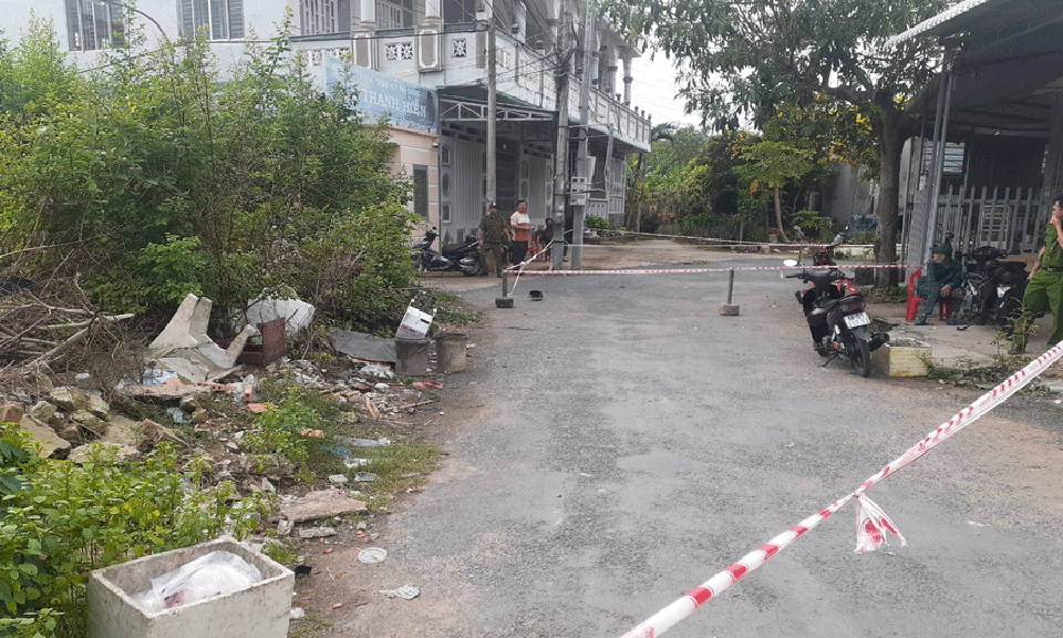 1 học sinh THPT dùng dao tấn công người khác ở cổng trường