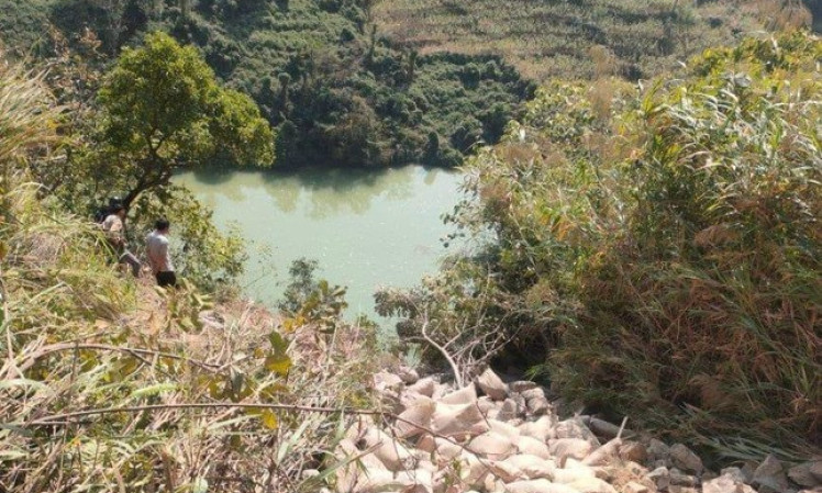 Xe tải lao xuống hồ ở Hà Giang, tài xế mất tích