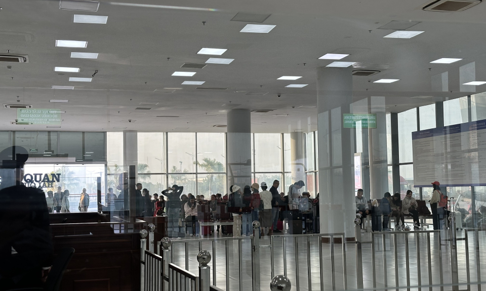 Hơn 430 du khách quốc tế nhập cảnh vào Việt Nam qua Cửa khẩu Cầu Bắc luân II