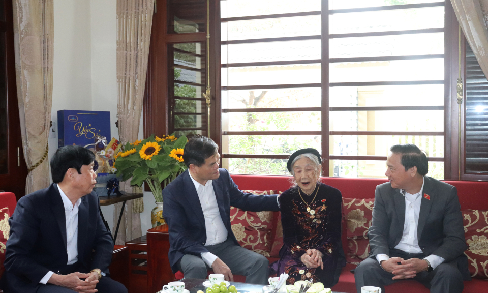 Phó Chủ tịch Quốc hội thăm, tặng quà Mẹ Việt Nam anh hùng tại TP Hạ Long