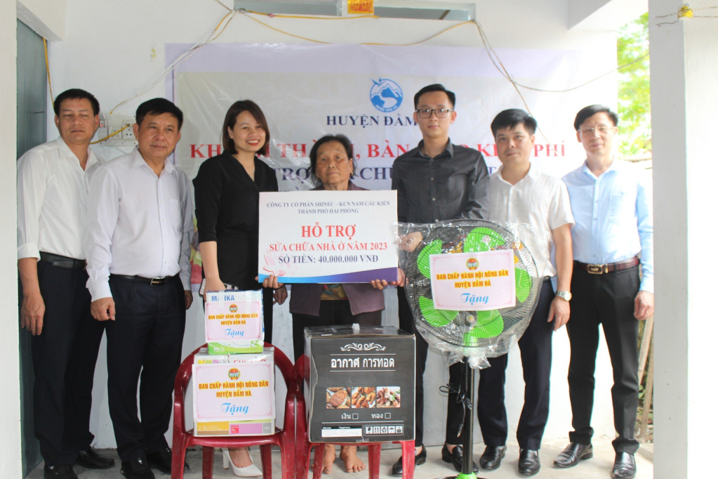 Lãnh đạo huyện Đầm Hà và đại diện Công ty Cổ phần SHINEC – Khu công nghiệp Nam Cầu Kiền trao kinh phí hỗ trợ và tặng quà cho các gia đình